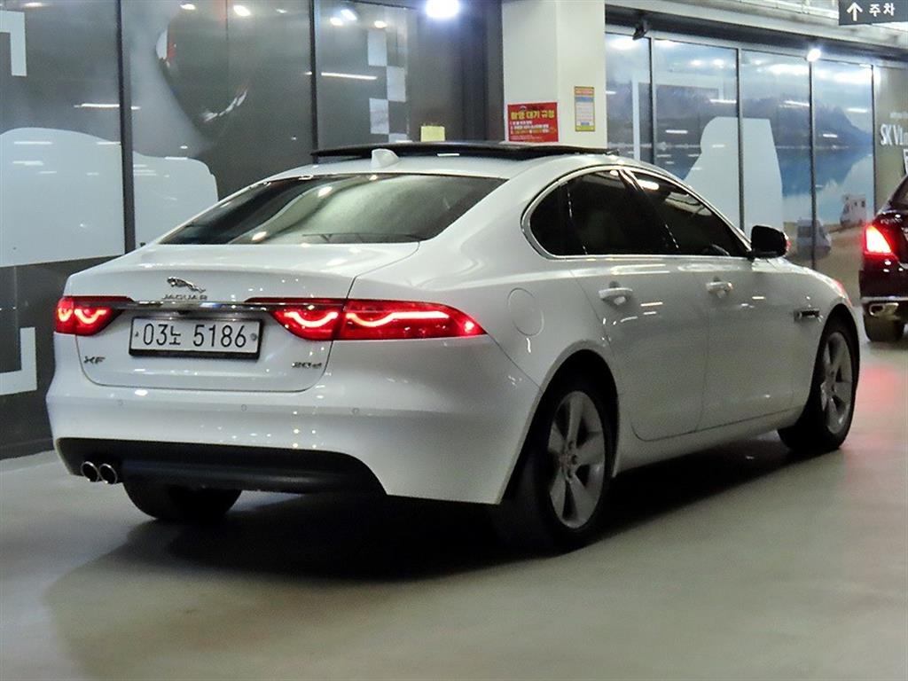 Jaguar XF - Vista 4