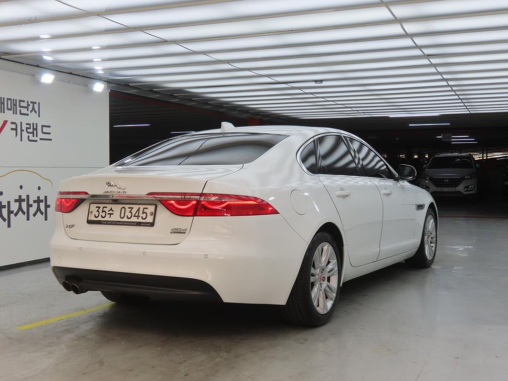 Jaguar XF - Vista 4