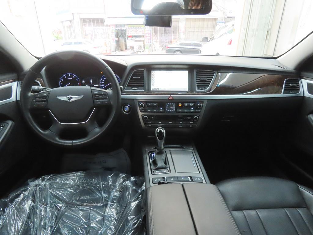 HYUNDAI Genesis - Vista 7