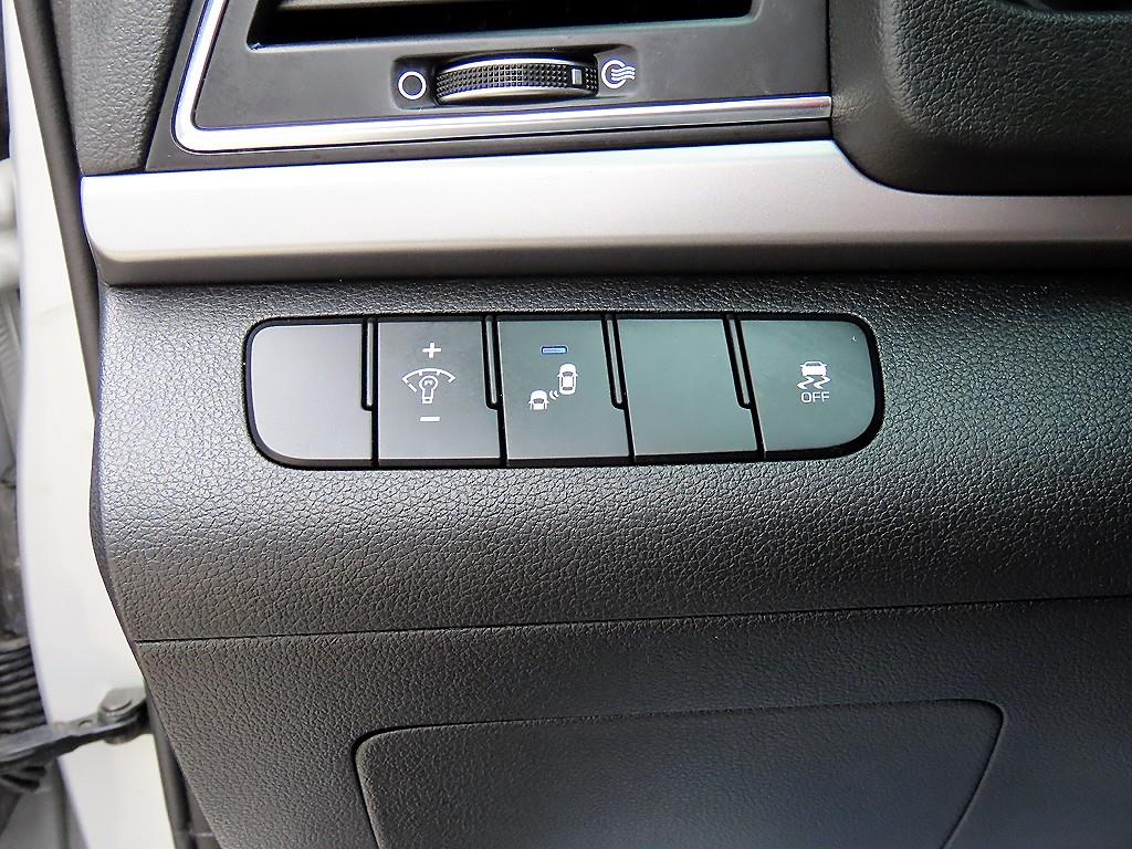 HYUNDAI Avante - Vista 12