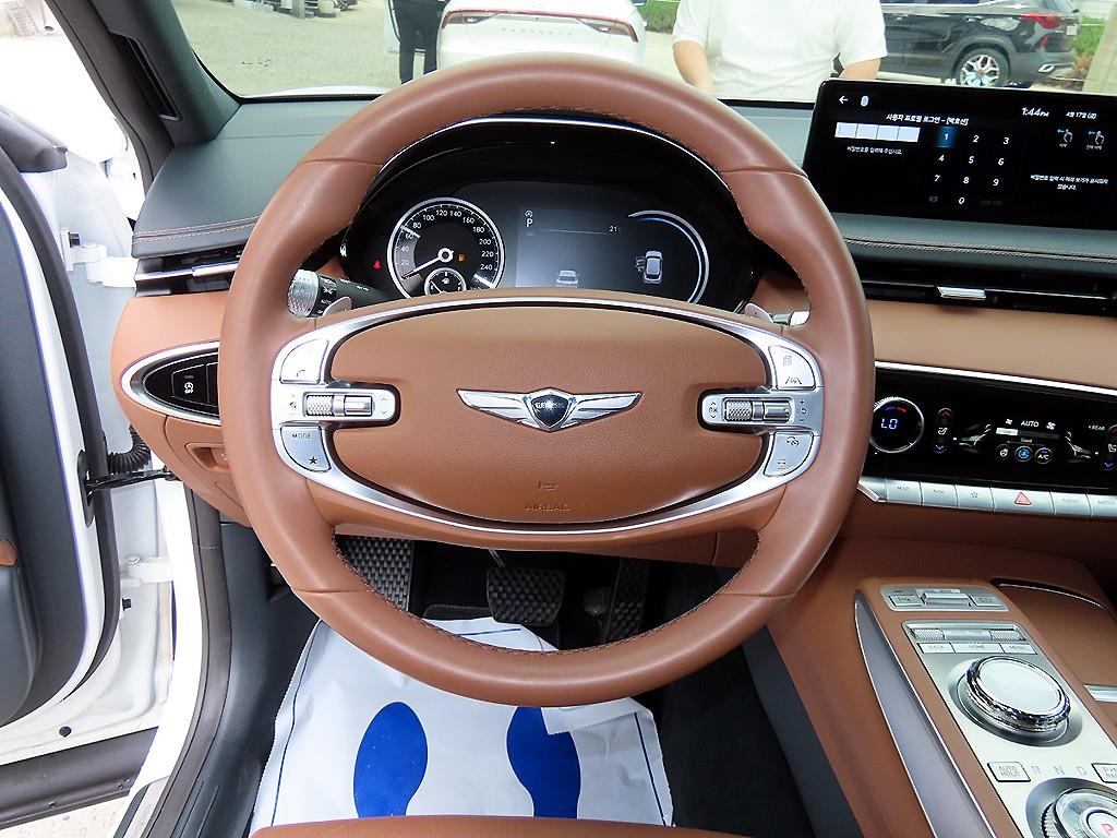 Genesis GV70 - Vista 8