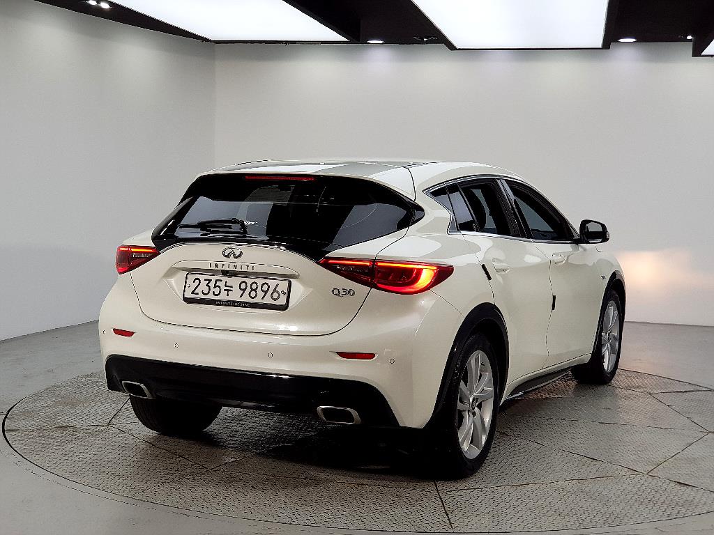 Infiniti Q - Vista 4