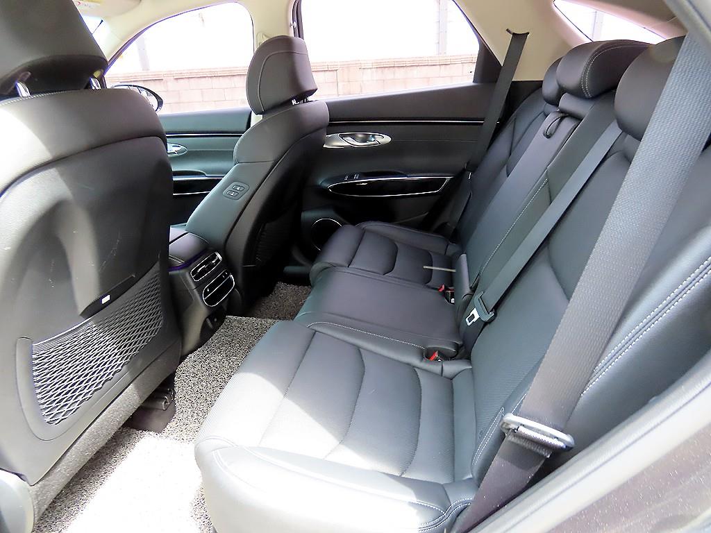 Genesis GV70 - Vista 6