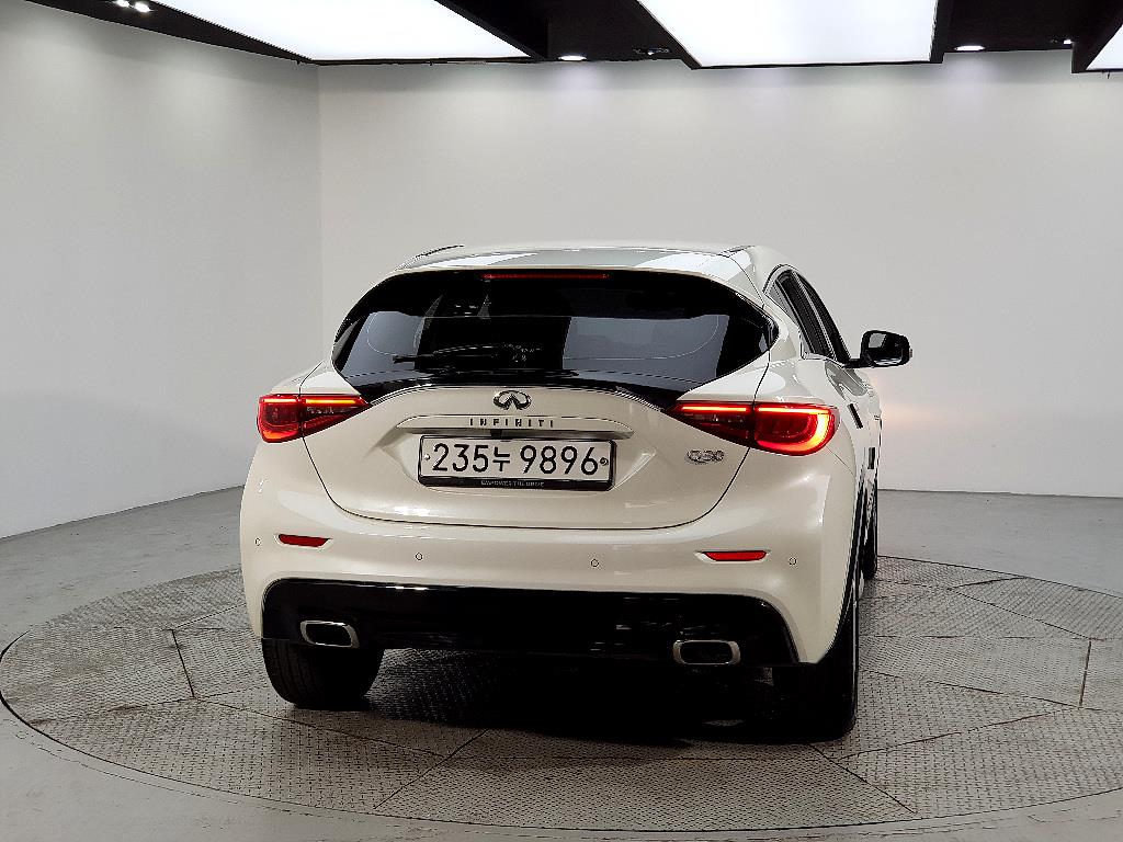 Infiniti Q - Vista 3