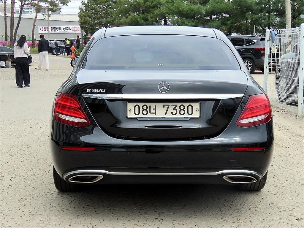 Mercedes Benz E class - Vista 4