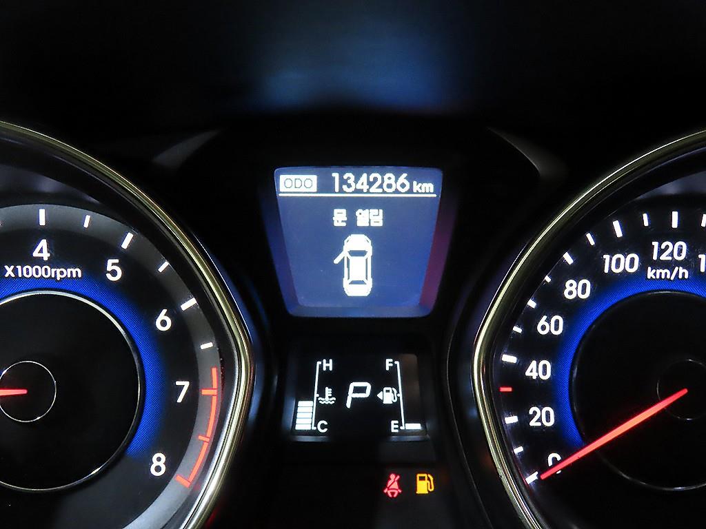 HYUNDAI Avante - Vista 9