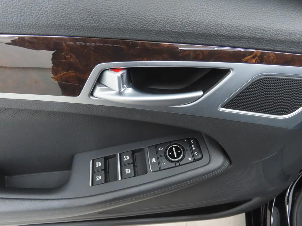 HYUNDAI Genesis - Vista 10