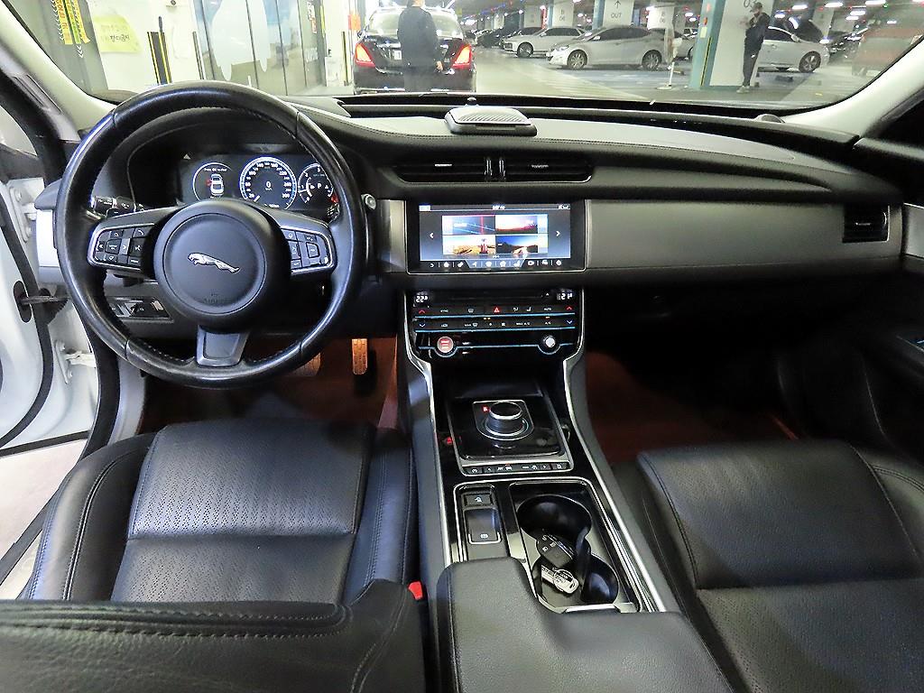 Jaguar XF - Vista 10