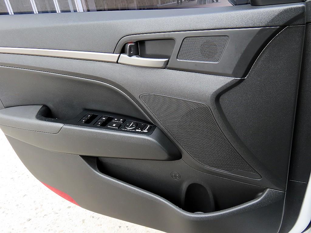 HYUNDAI Avante - Vista 11