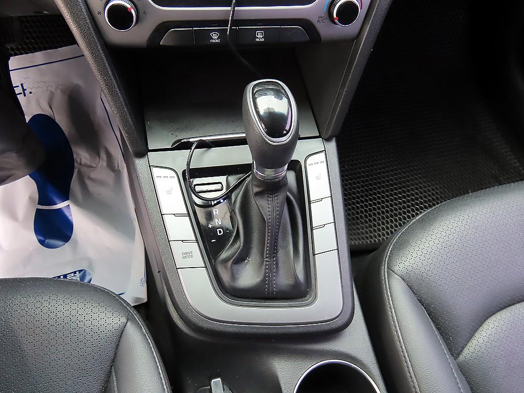 HYUNDAI Avante - Vista 10