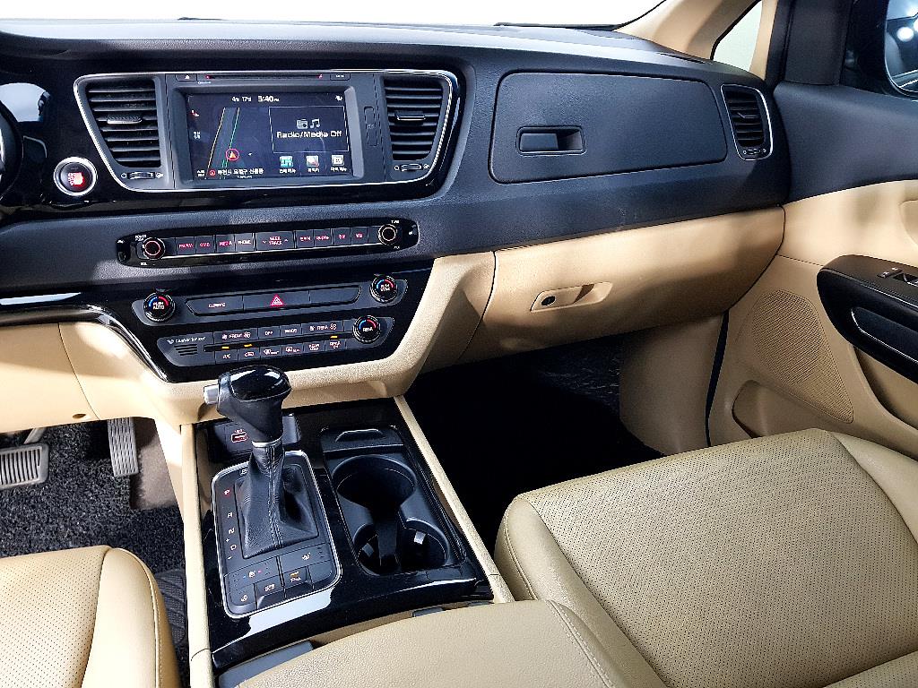 KIA Carnival - Vista 10