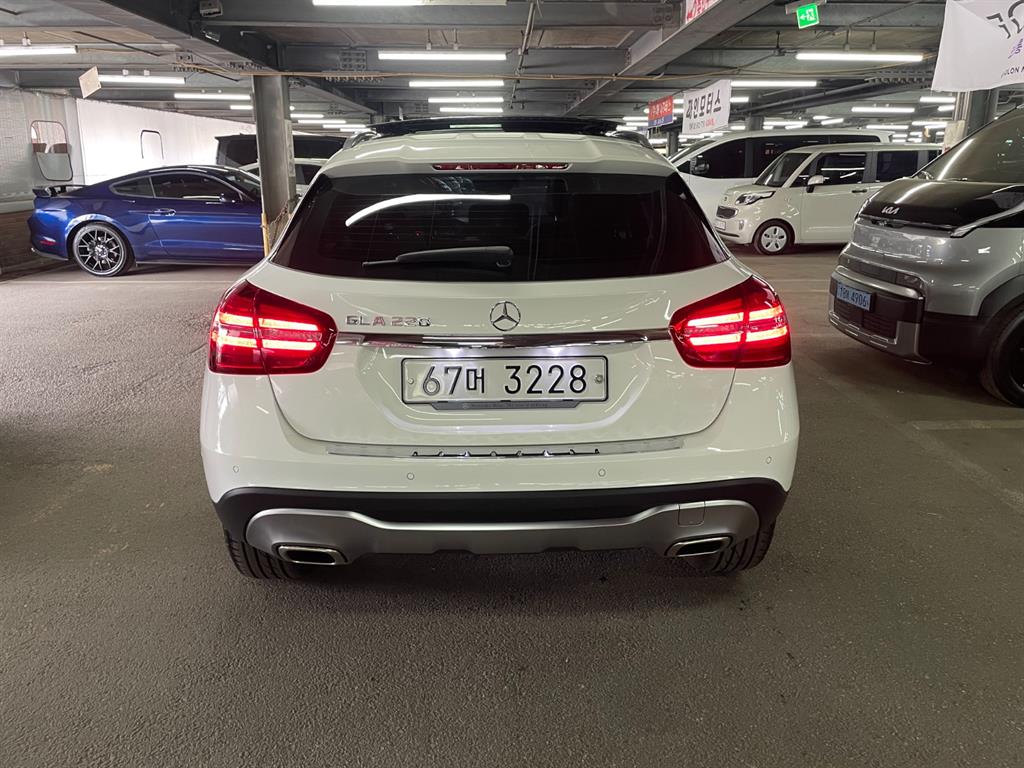 Mercedes Benz GLA Class - Vista 3