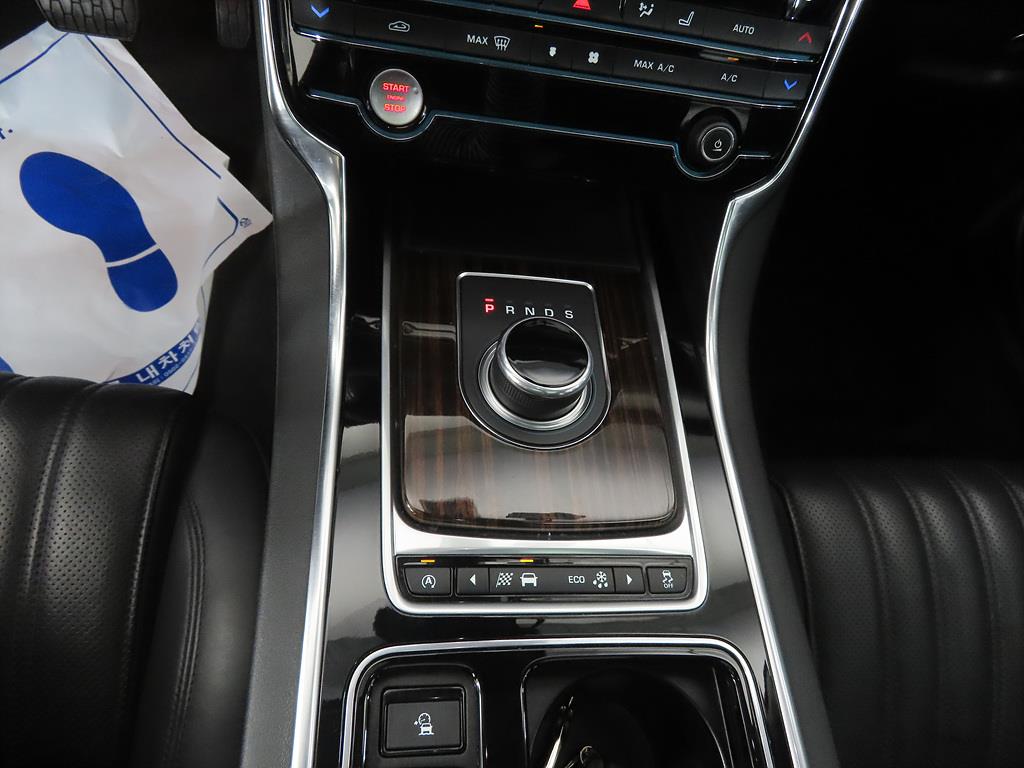 Jaguar XF - Vista 11