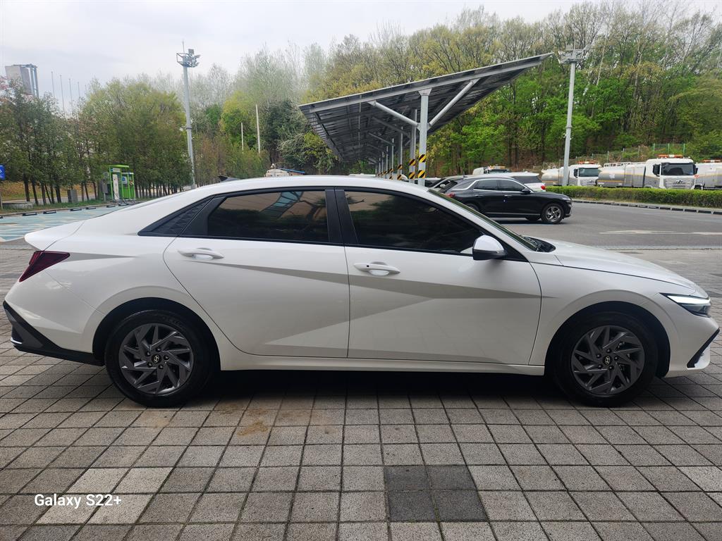 HYUNDAI Avante - Vista 5