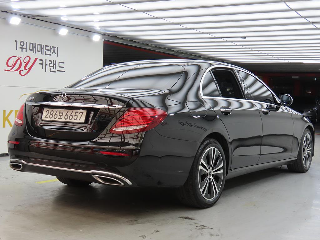 Mercedes Benz E class - Vista 3