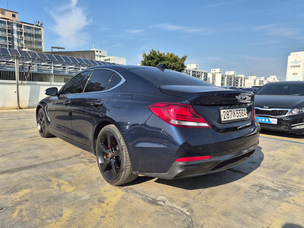 Genesis G70 - Vista 3