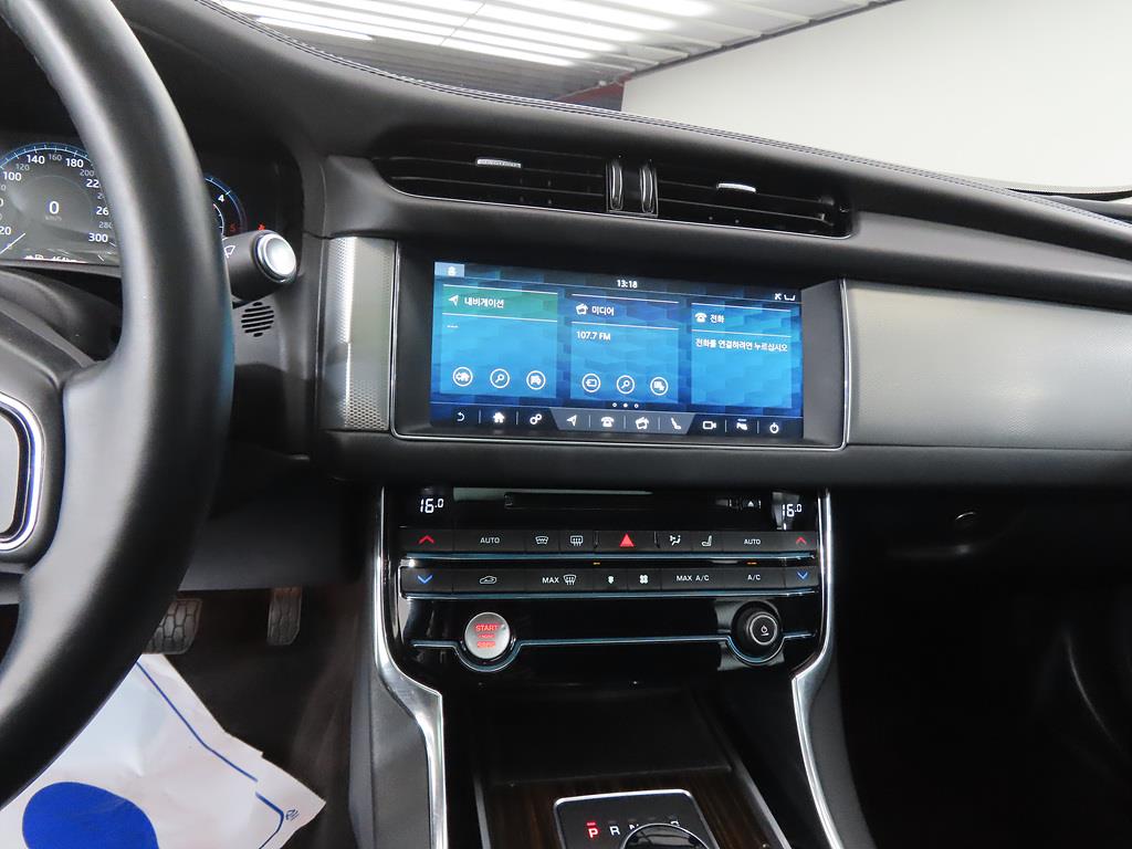 Jaguar XF - Vista 10