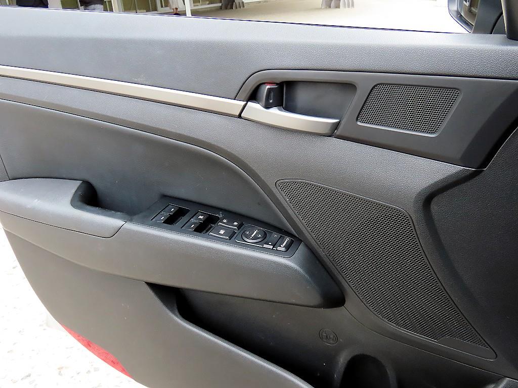 HYUNDAI Avante - Vista 11