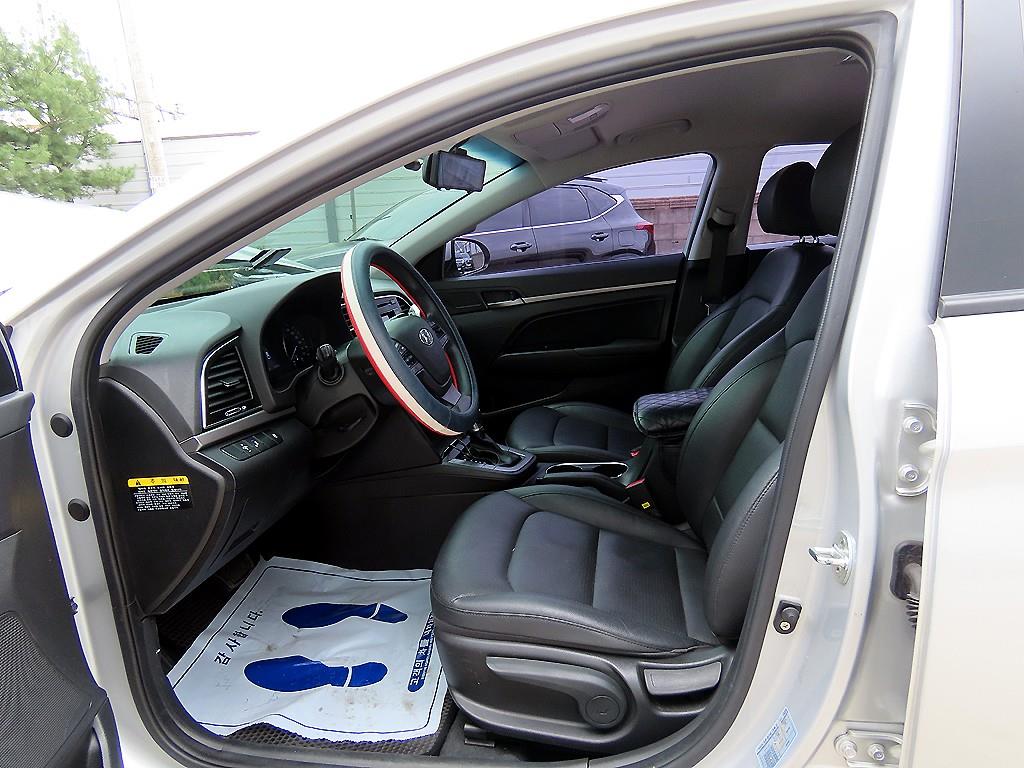 HYUNDAI Avante - Vista 5