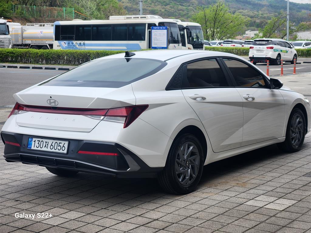 HYUNDAI Avante - Vista 2