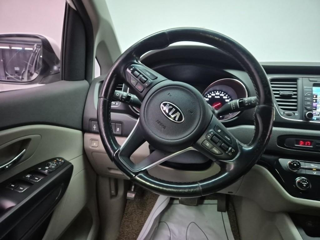 KIA Carnival - Vista 9