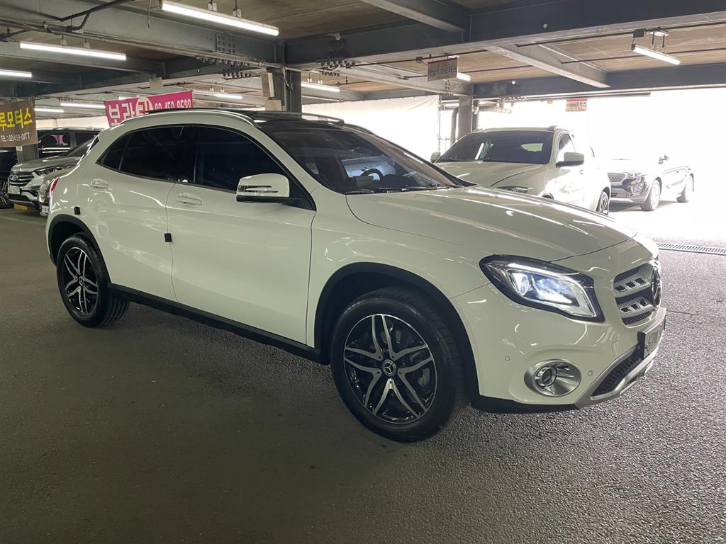 Mercedes Benz GLA Class - Vista 2