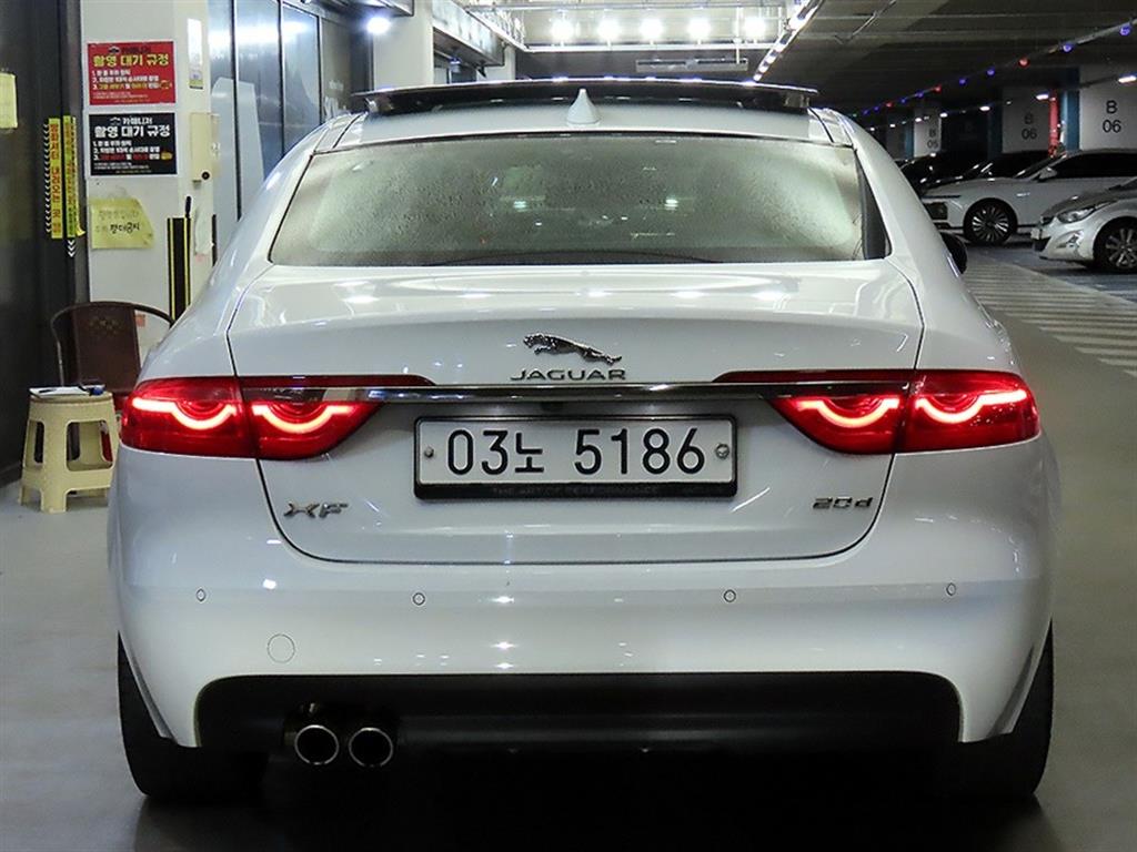 Jaguar XF - Vista 5