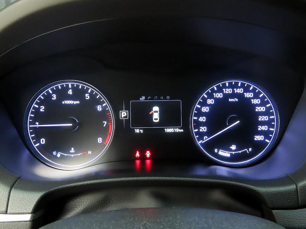 HYUNDAI Genesis - Vista 5