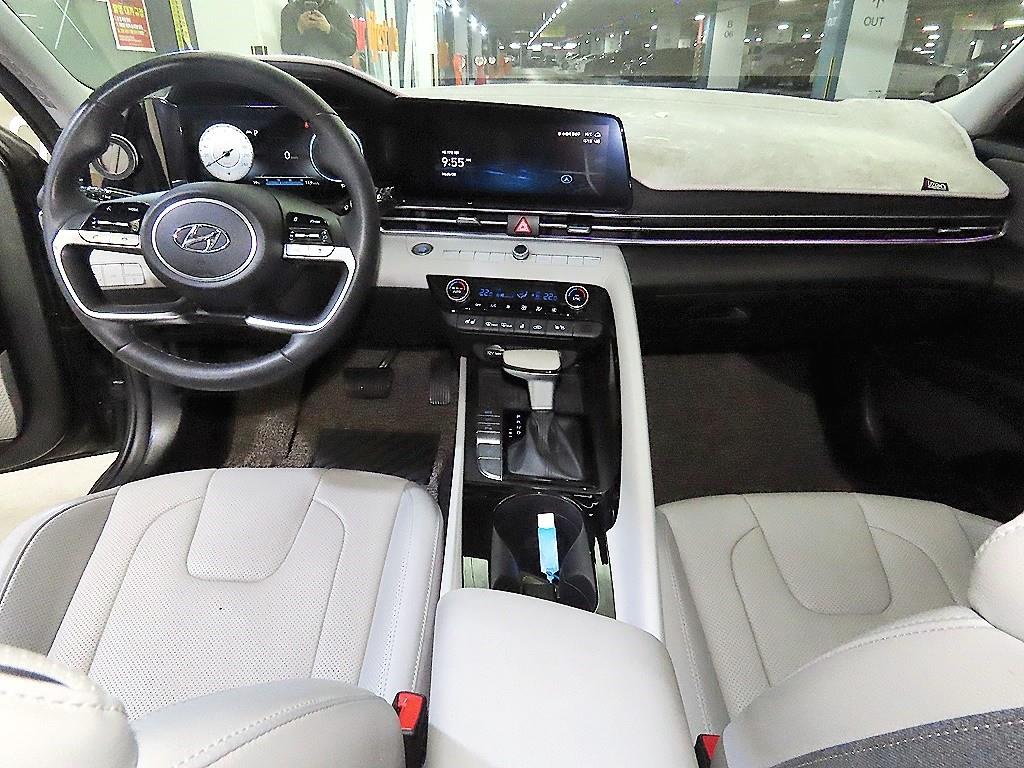 HYUNDAI Avante - Vista 10