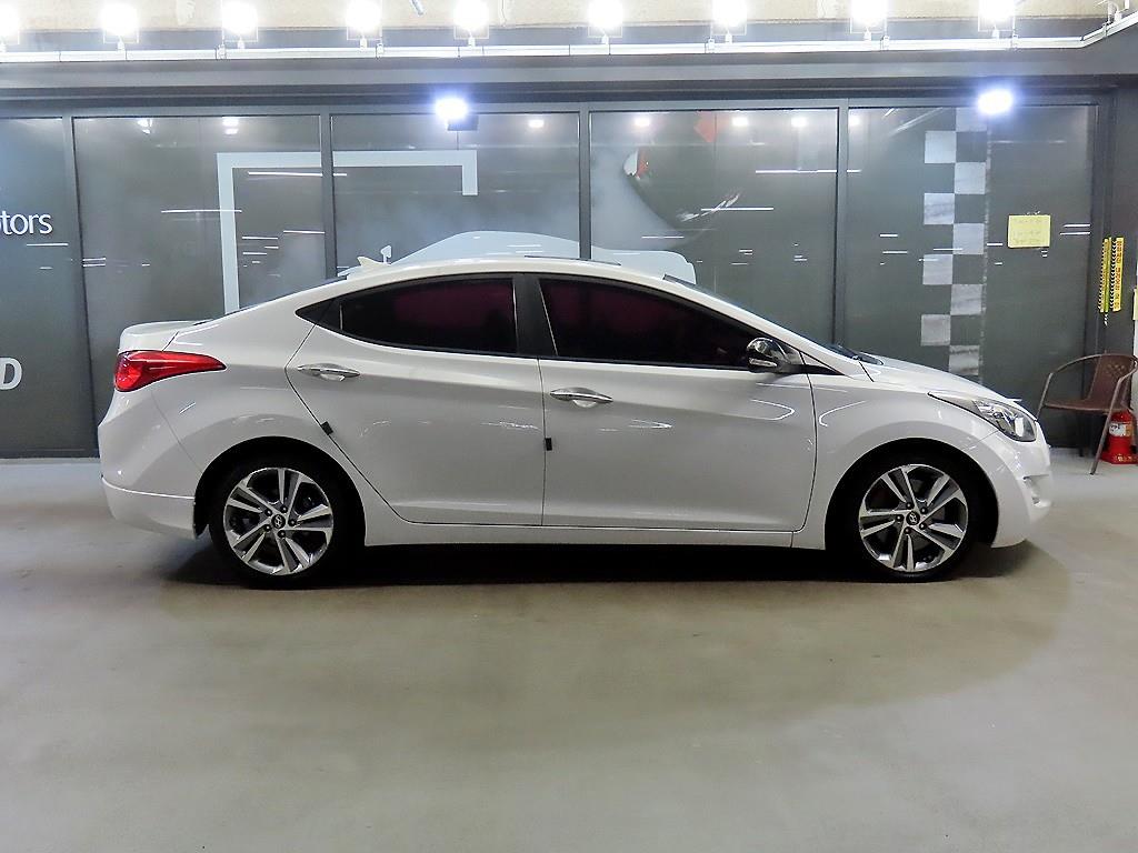 HYUNDAI Avante - Vista 3