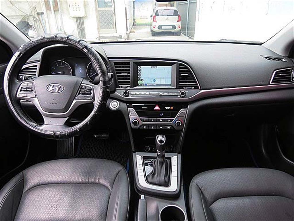 HYUNDAI Avante - Vista 9