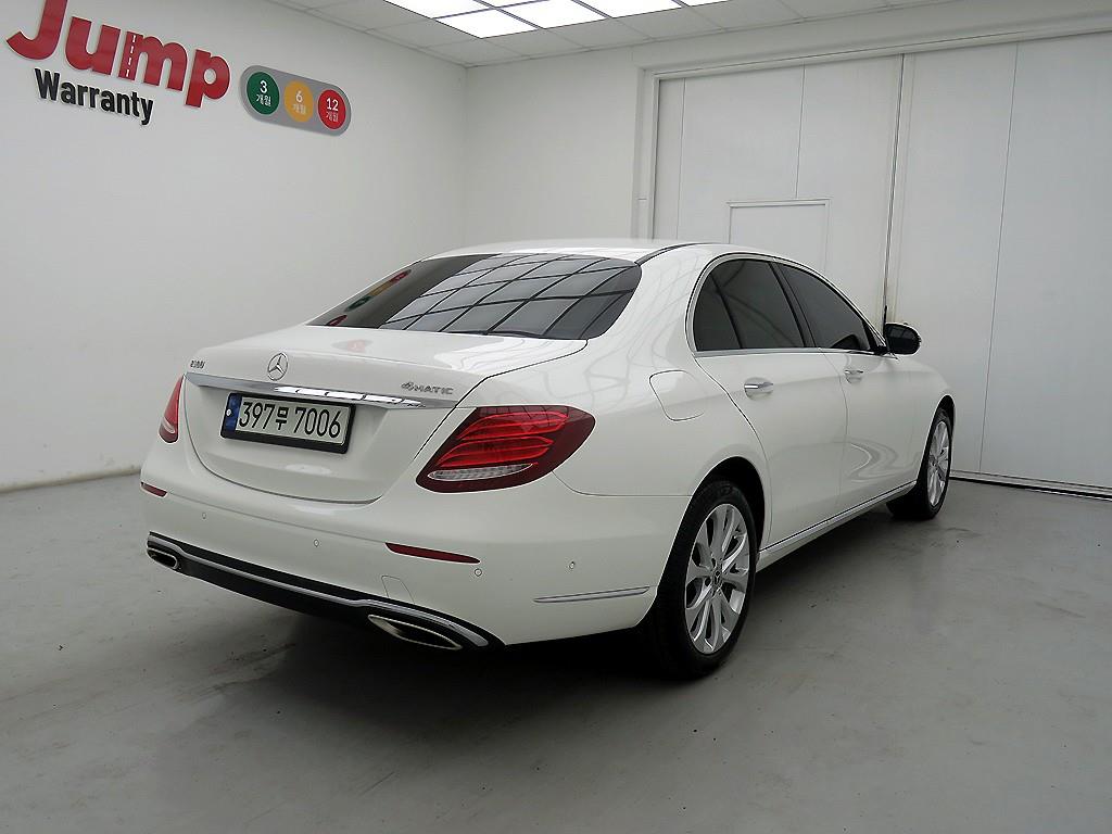 Mercedes Benz E class - Vista 4