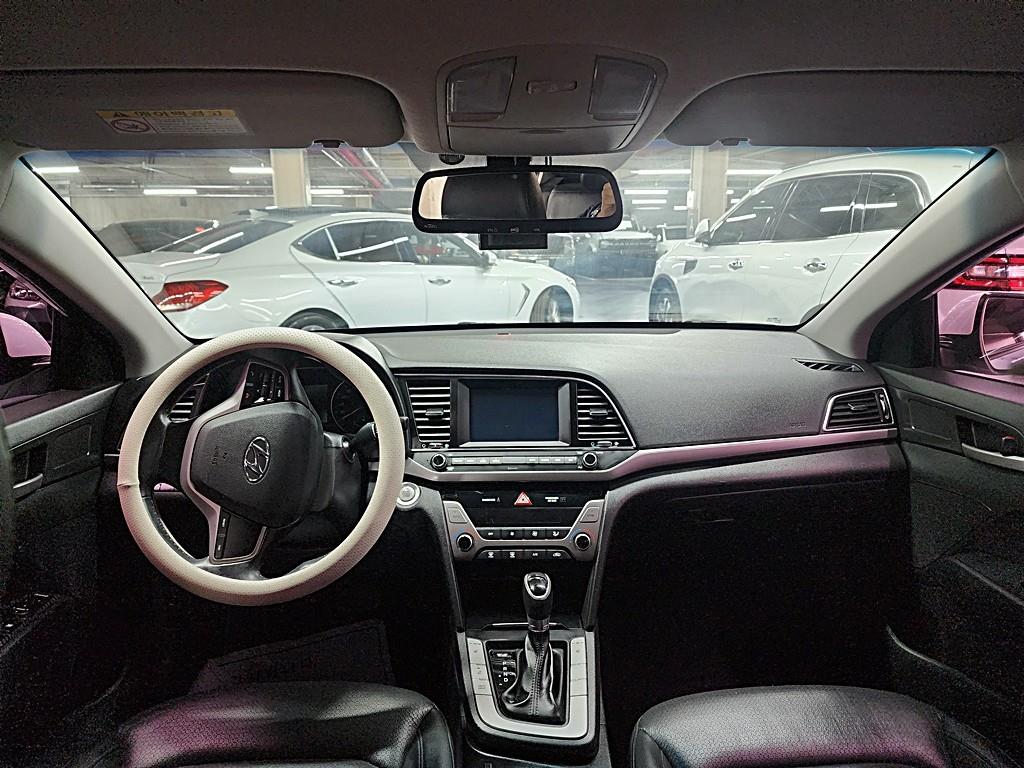 HYUNDAI Avante - Vista 10