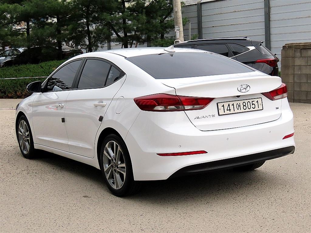 HYUNDAI Avante - Vista 3