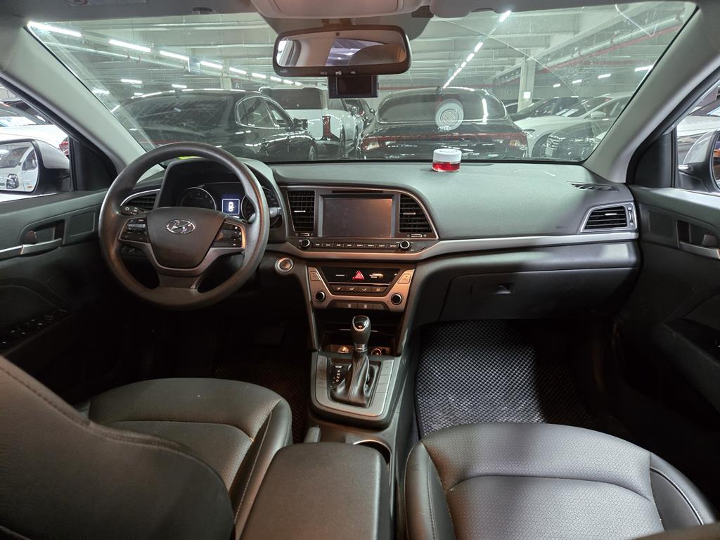 HYUNDAI Avante - Vista 5