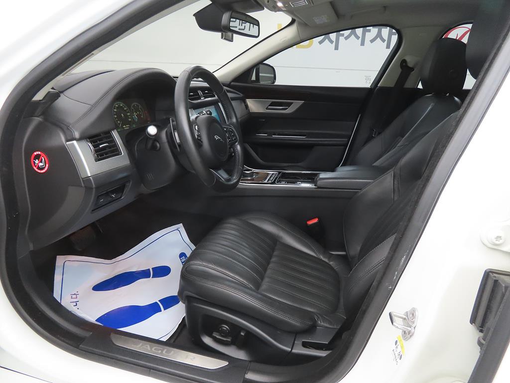 Jaguar XF - Vista 5