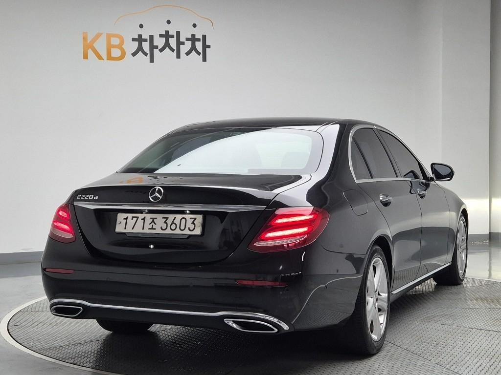 Mercedes Benz E class - Vista 3