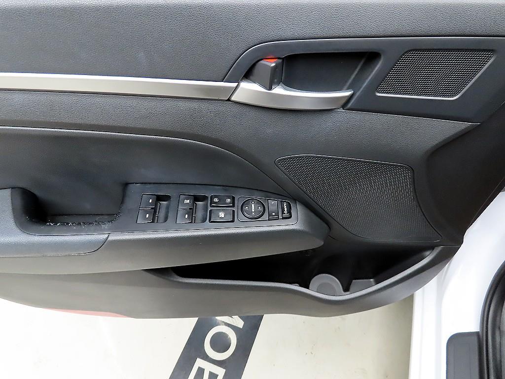 HYUNDAI Avante - Vista 11