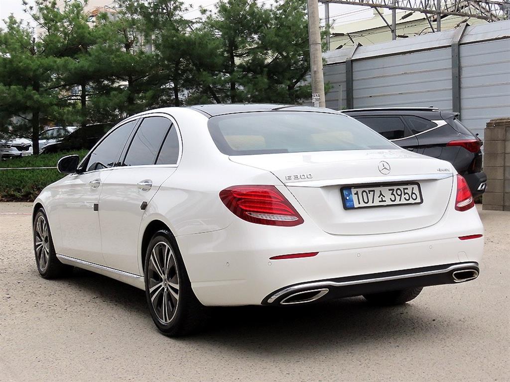 Mercedes Benz E class - Vista 3
