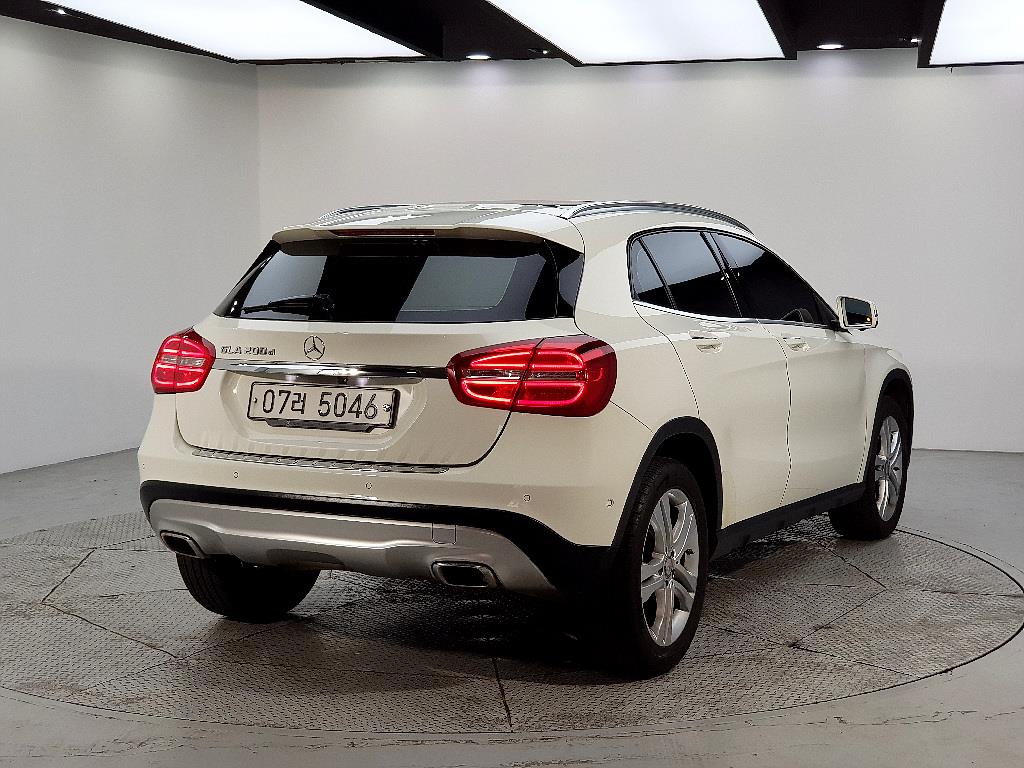 Mercedes Benz GLA Class - Vista 4