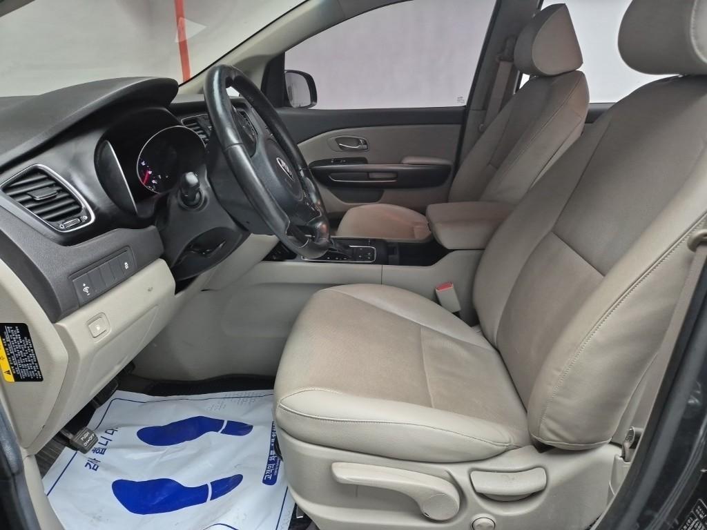 KIA Carnival - Vista 11