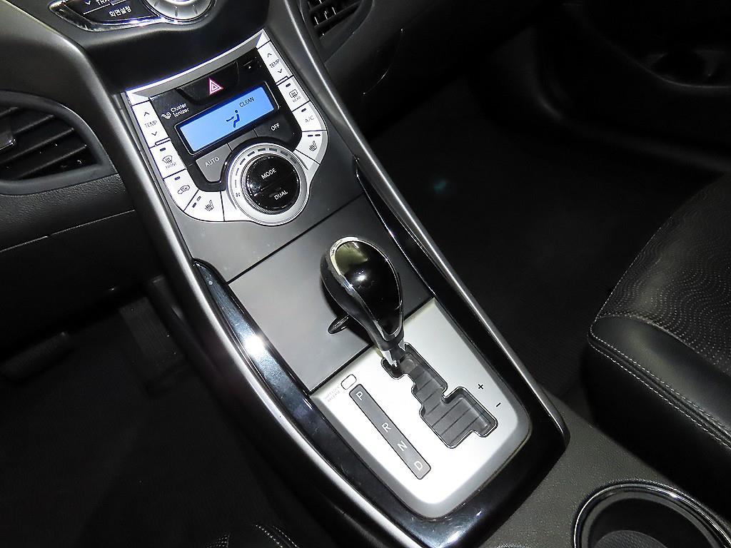 HYUNDAI Avante - Vista 12