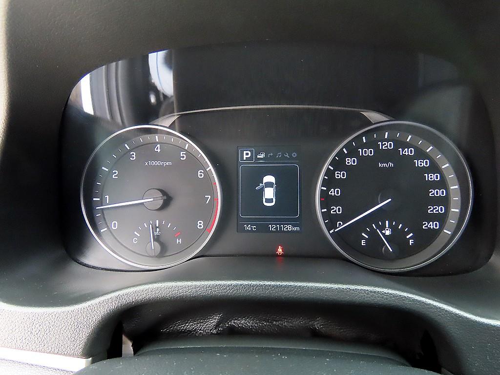 HYUNDAI Avante - Vista 9