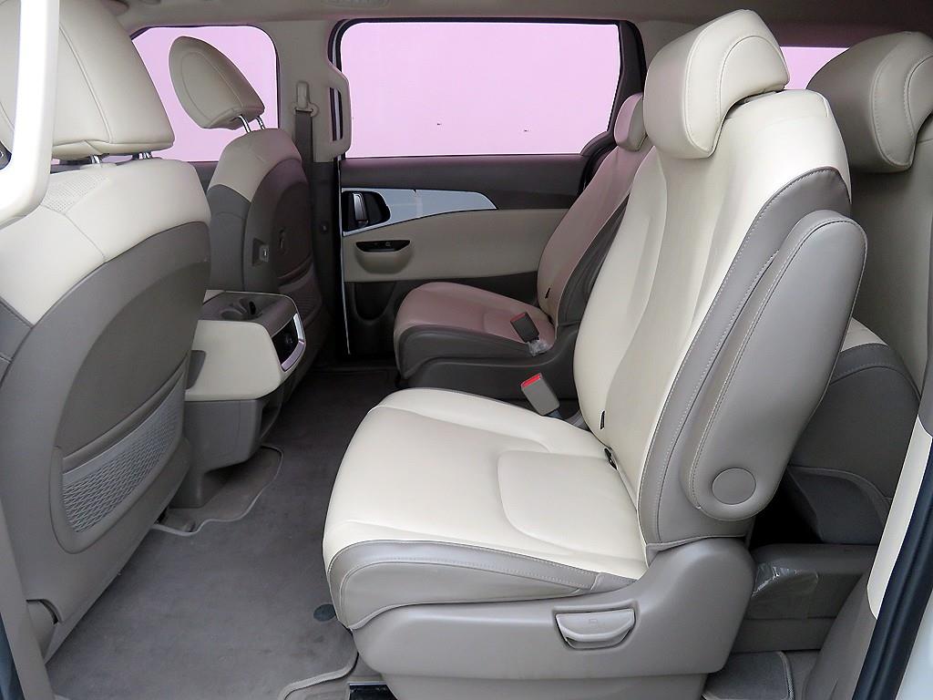 KIA Carnival - Vista 8