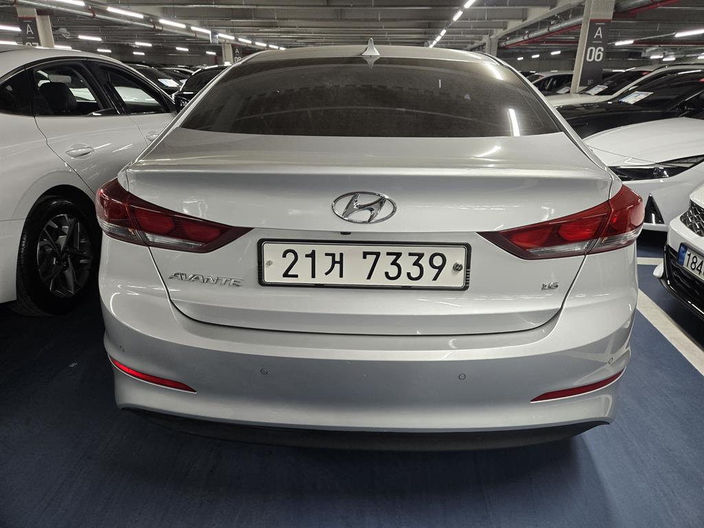 HYUNDAI Avante - Vista 4