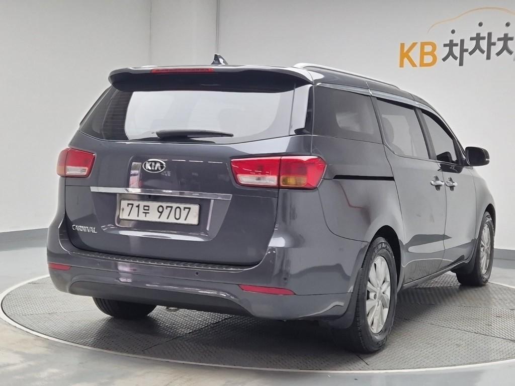 KIA Carnival - Vista 3