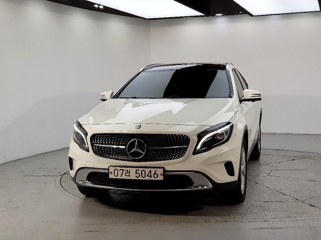 Mercedes Benz GLA Class - Vista 2