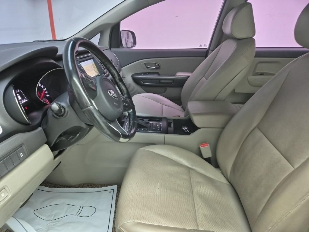 KIA Carnival - Vista 11