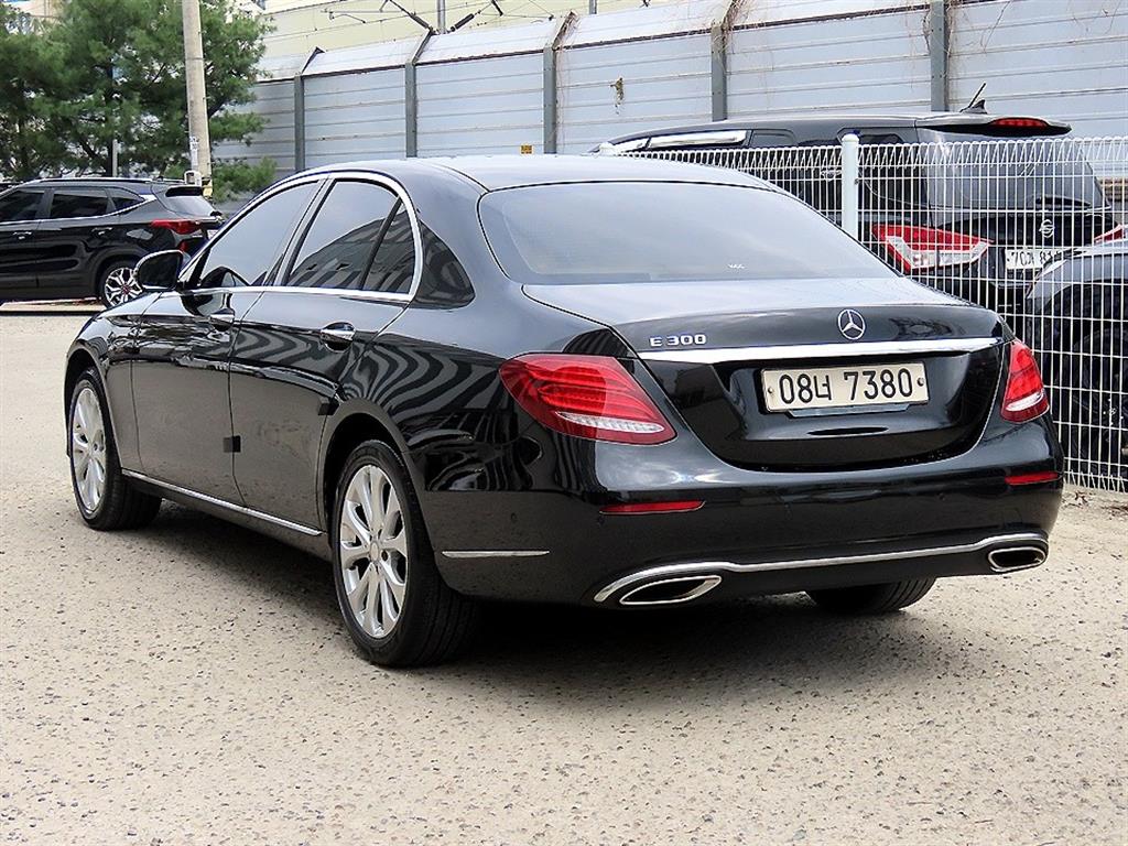 Mercedes Benz E class - Vista 3