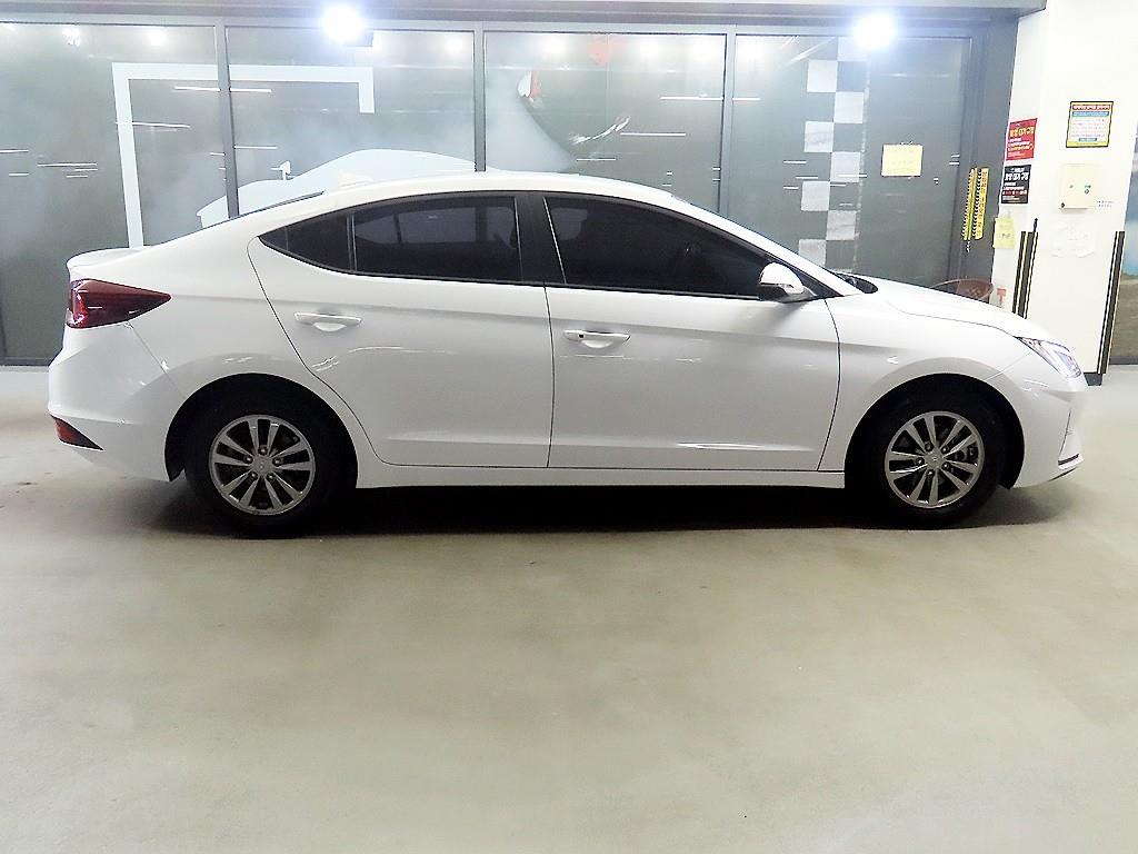 HYUNDAI Avante - Vista 3